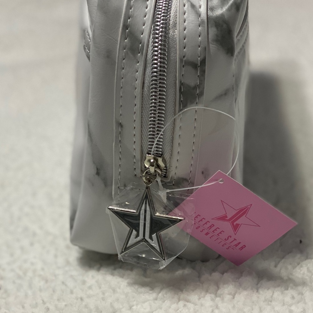 🌟 Marbled Makeup Bag - Picture 2 of 6